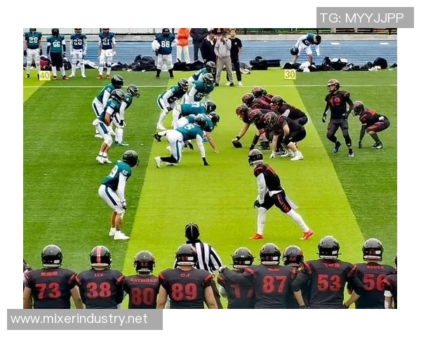 橄榄球明星跨界挑战足球赛 展现超凡运动天赋与竞技精神